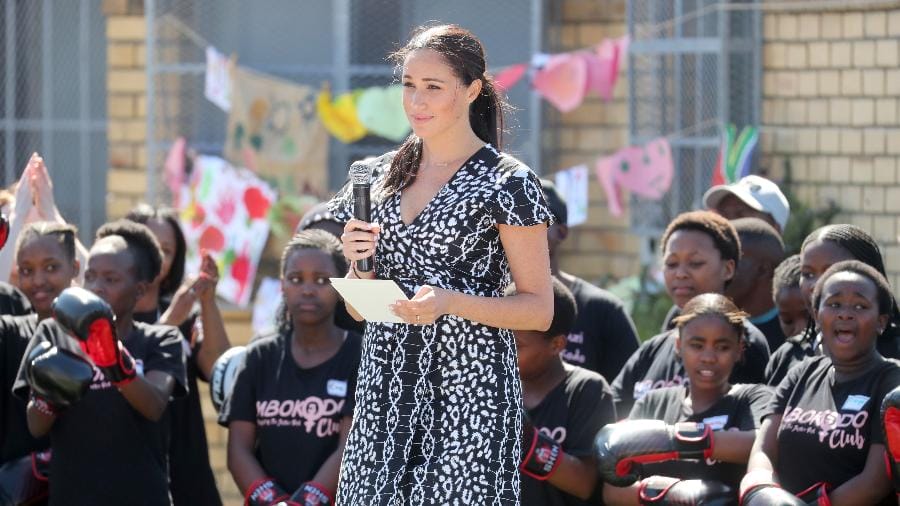 “Estou aqui como mãe, mulher, negra e sua irmã”, disse Meghan em visita à África do Sul