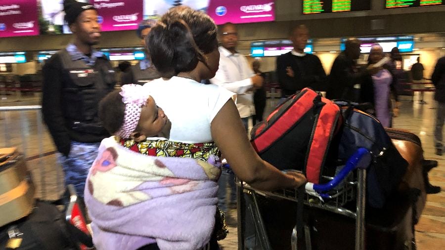 Nigerianos que fogem da violência na África do Sul começam a deixar o país