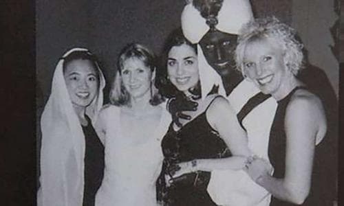 Foto em preto e branco do primeiro ministro do Canadá - homem branco realizando Blackface- rodeado por quatro mulheres 