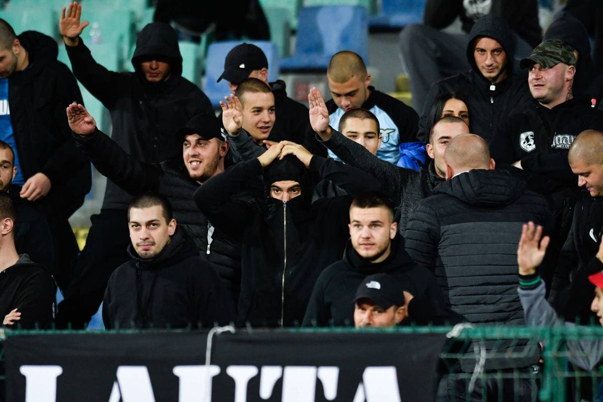 Atos racistas de torcedores põem futebol europeu contra a parede