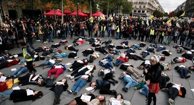 Mulheres reúnem-se em Paris para protestar contra violência doméstica