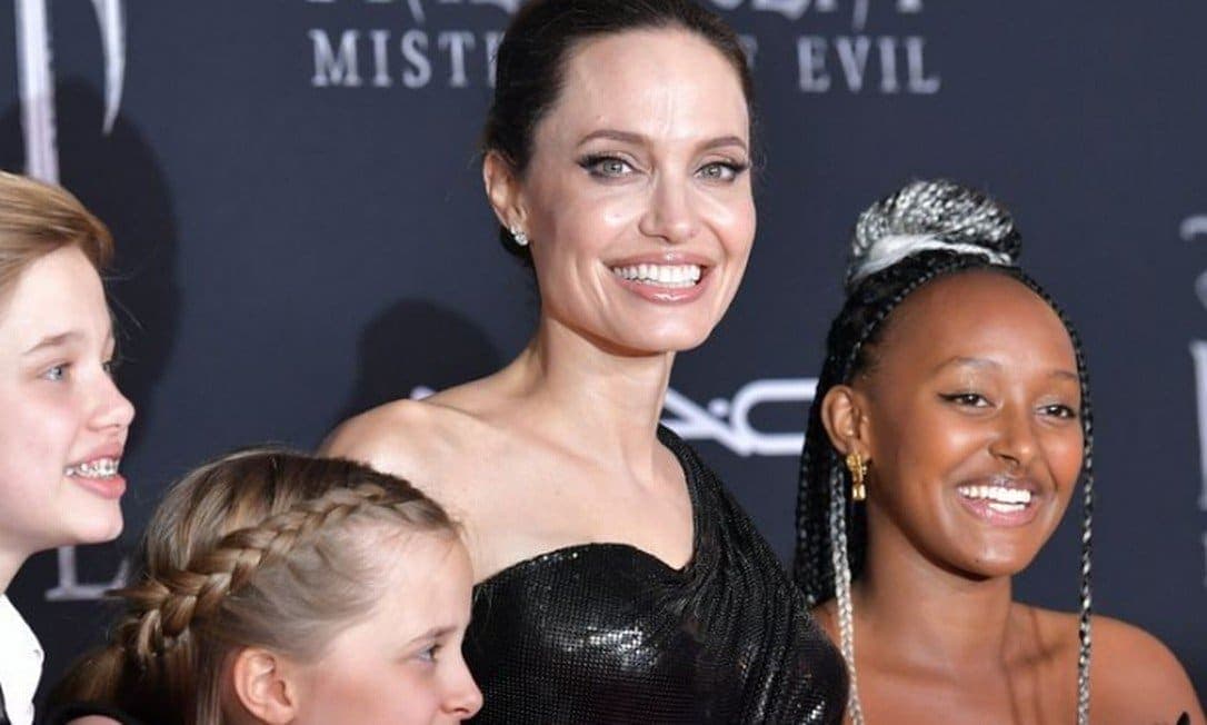 Filha de Angelina Jolie usa joias da própria coleção na premiere de Malévola
