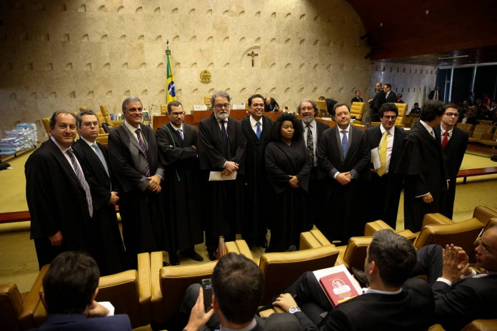 A advogada Silvia Souza em meio aos seus colegas, todos homens brancos 