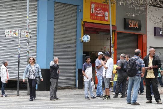 A esquina das ruas Barão de Itapetininga e Dom José de Barros, na República (zona central), reúne trabalhadores a procura de vagas de emprego