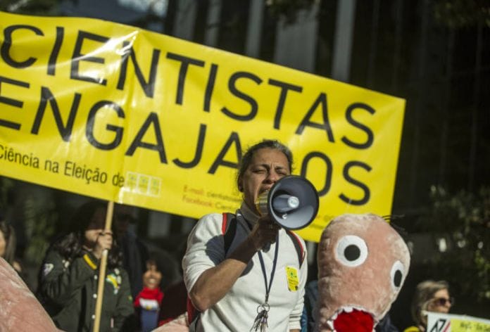 Pesquisadores protestaram contra cortes na ciência e na educação 