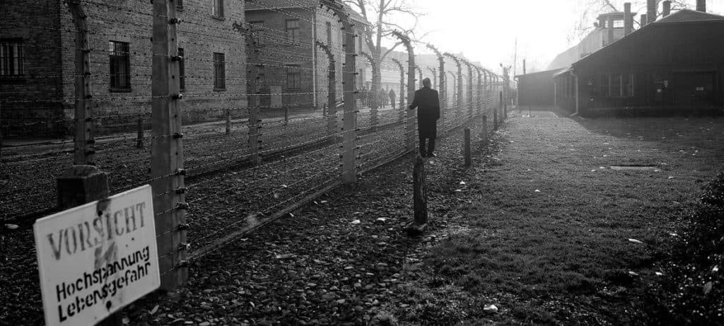 75 anos após libertação de Auschwitz, antissemitismo ainda ameaça sociedades democráticas