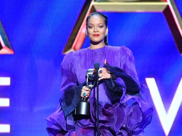 Rihanna recebendo o premio 