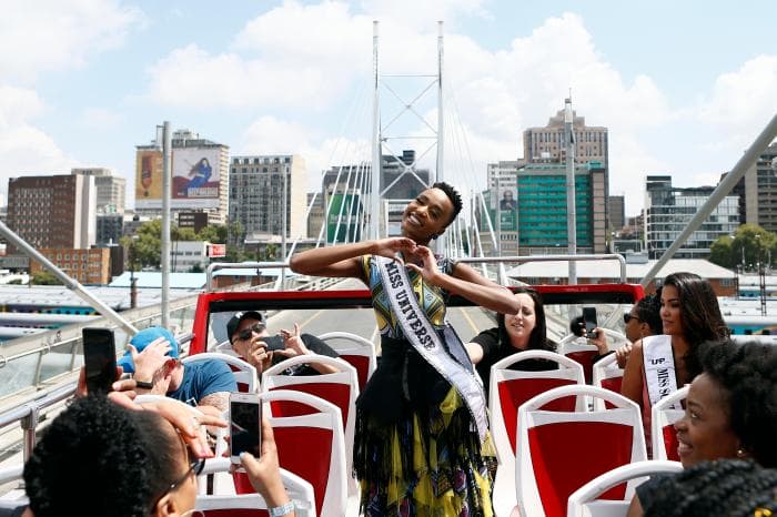 De volta à África do Sul, Miss Universo inspira jovens mulheres negras