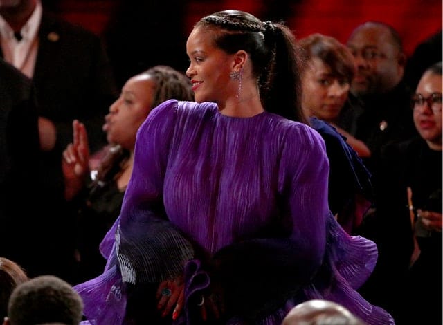Rihanna durante premiação, usando vestido longo roxo
