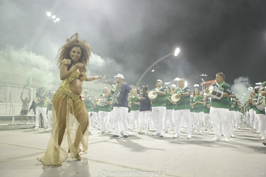 Gabriela Viana- mulher negra, grávida, caracterizada para o carnaval- sambando durante desfile 