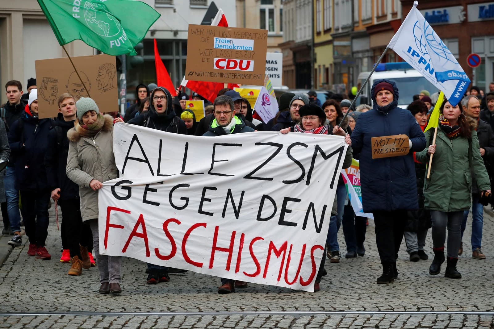 Milhares de manifestantes vão às ruas na Alemanha contra ‘acordos’ com a extrema direita