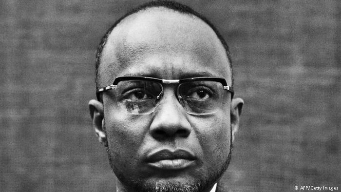 Foto em preto e branco de Amílcar Cabral - homem negro, de cabelo curto usando óculos de grau 