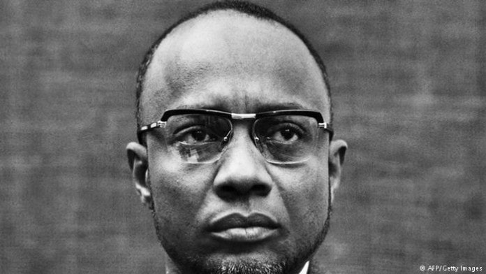 Foto em preto e branco de Amílcar Cabral - homem negro, de pouco cabelo, usando óculos de grau 