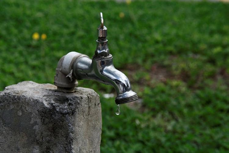 Serviço em adutora suspende fornecimento de água em mais de 90 bairros de Salvador e na RMS