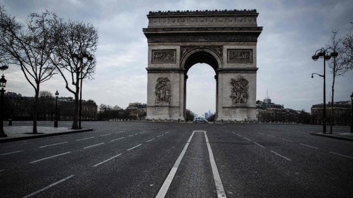 Foto do ponto turístico Arco do Triunfo em Paris, completamente vazio   