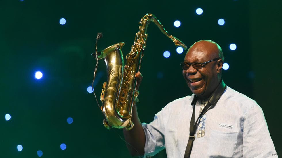 Saxofonista Manu Dibango, lenda do afrojazz, morre devido ao coronavírus