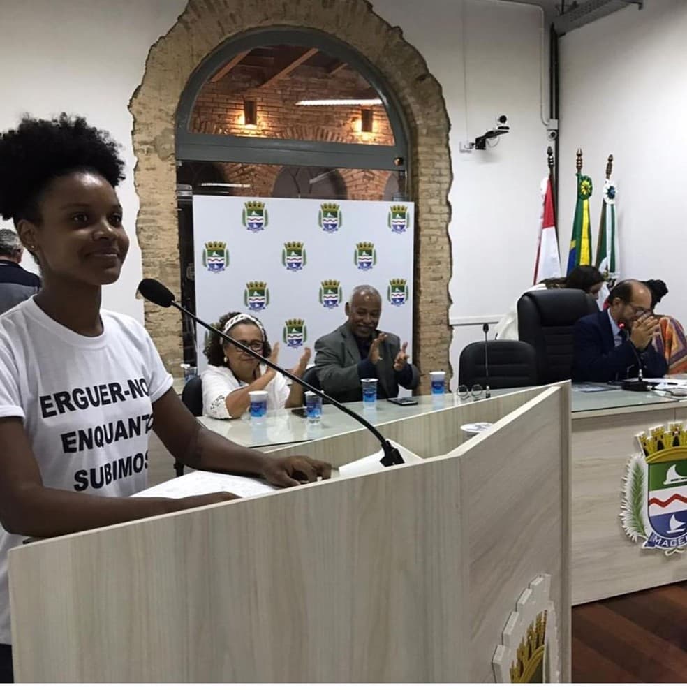 Professora que denunciou racismo é homenageada na Câmara de Maceió: ‘Quero que mães de jovens negros parem de enterrá-los’