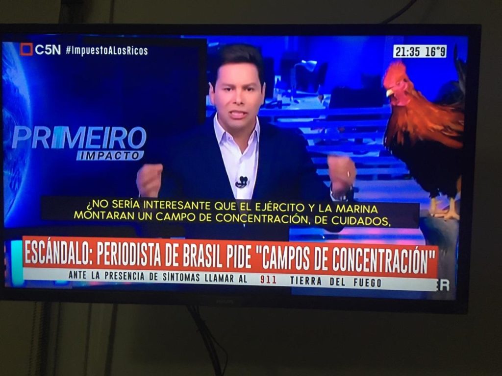 Manchete de jornal, com a chamada "Escandalo: Periodista de Brasil pide "Campos de Concentración''"