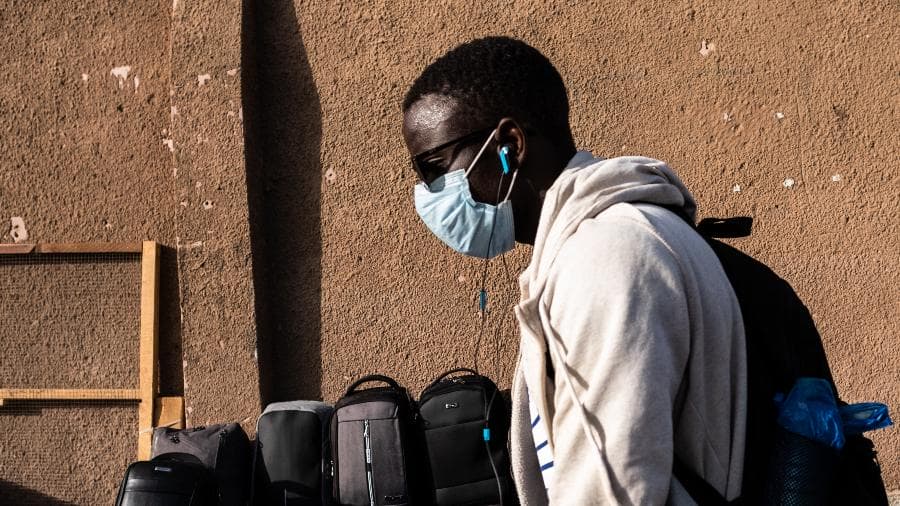 Coronavírus: Racismo impede que alguns negros usem máscaras feitas em casa