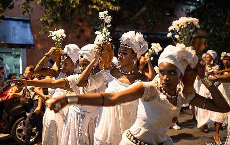 Ilú Obá de Min compartilha cantos, dança e poesia em Sarau ao vivo