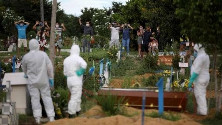 Manaus vê boom de enterros, que triplicam e chegam a 82 por dia