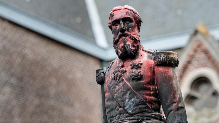 Estátua de Leopoldo II, rei que causou genocídio no Congo, é derrubada na Bélgica