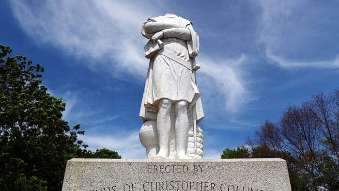 Manifestantes “decapitam” estátua de Cristóvão Colombo nos Estados Unidos