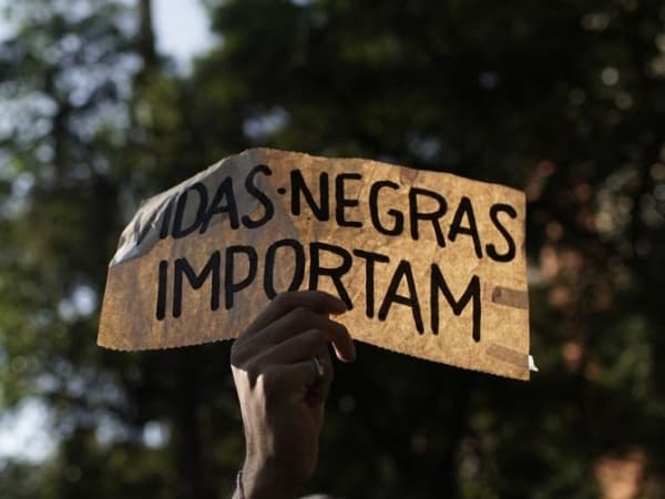 ‘Esquerda e direita brasileira são inábeis em incorporar o debate sobre o racismo’