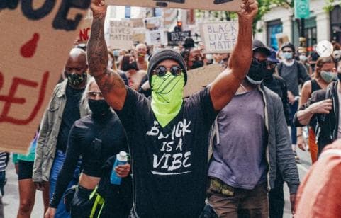 Lewis Hamilton participa de protesto antirracista em Londres