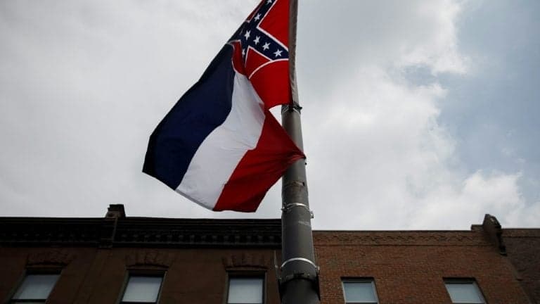 Mississipi se prepara para retirar símbolo confederado de sua bandeira