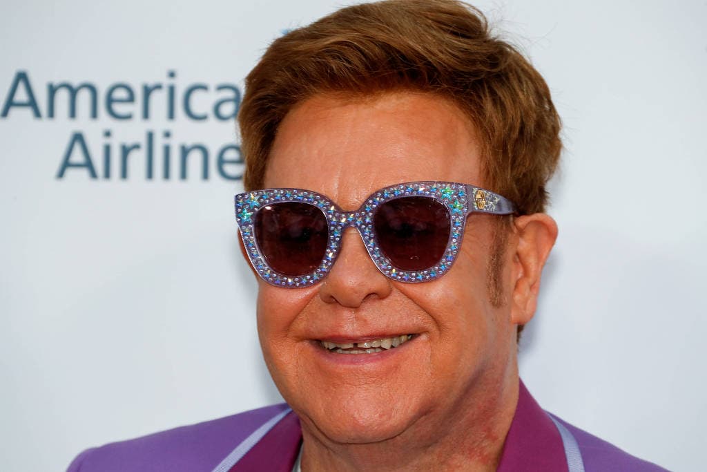 Elton John diz que ‘racismo e intolerância’ estão impedindo a luta contra o HIV