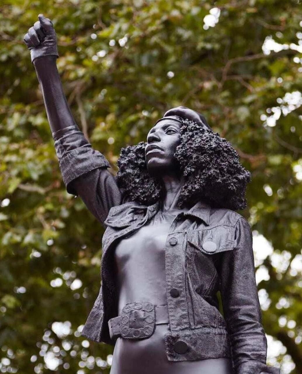 Estátua de manifestante do movimento ‘Black Lives Matter’ substitui monumento de traficante de escravos em Bristol, Inglaterra