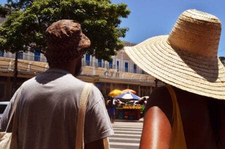 Como o racismo afeta os viajantes negros no turismo