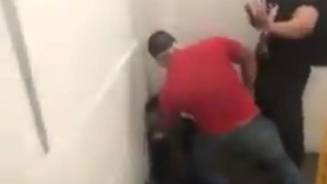 Homens que agrediram jovem negro em shopping no Rio são policiais militares