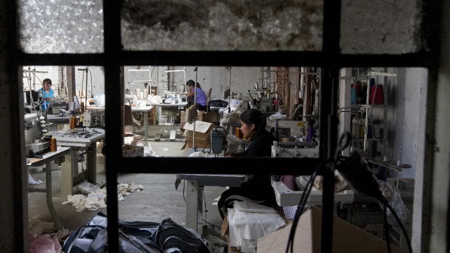 Moda escrava: mulheres são maioria em trabalho indigno na área têxtil em SP