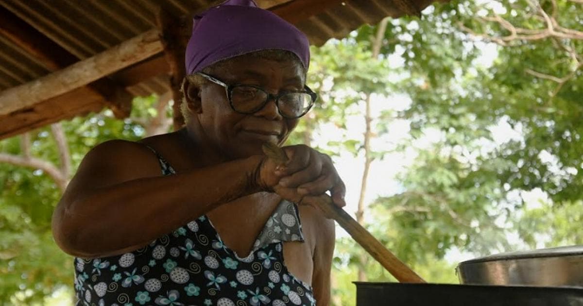 Mestra Justina Ferreira da Silva, mulher quilombola que mantém tradições e memórias através da cultura alimentar em Mato Grosso