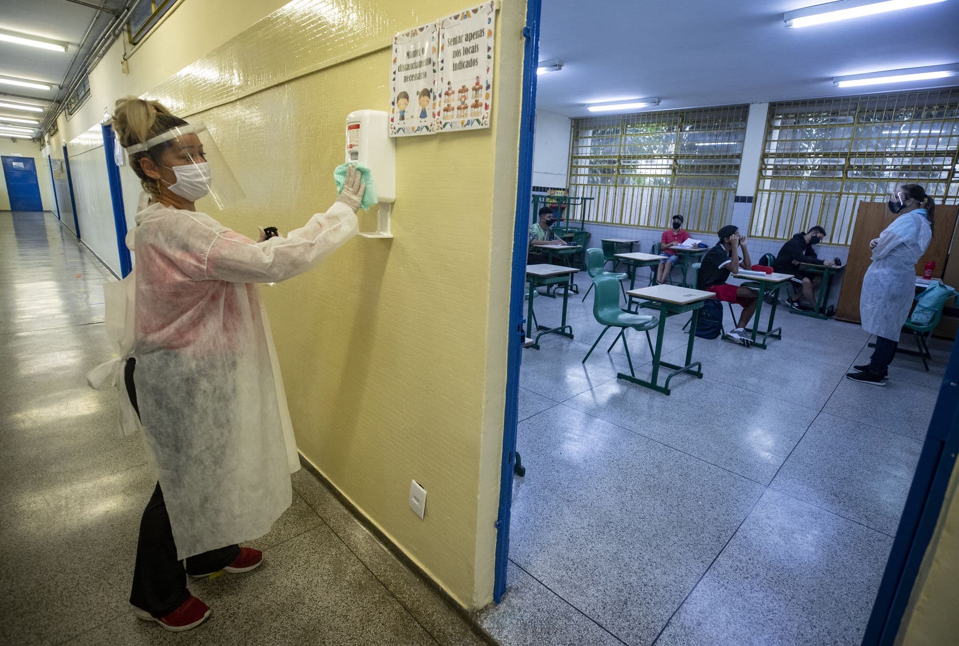 “As escolhas que fizemos para as crianças foram terríveis”: um ano de ensino remoto no Brasil