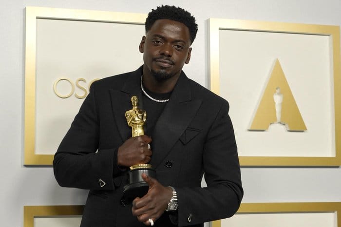 Daniel Kaluuya leva Oscar de ator coadjuvante por ‘Judas e o Messias Negro’