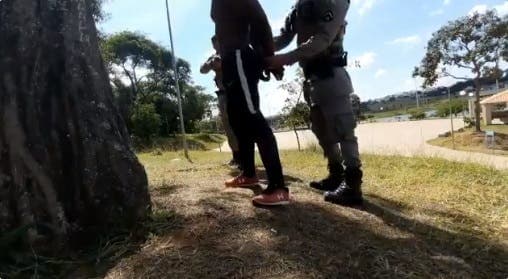 Vídeo: abordagem policial a youtuber negro em Goiás revolta redes sociais
