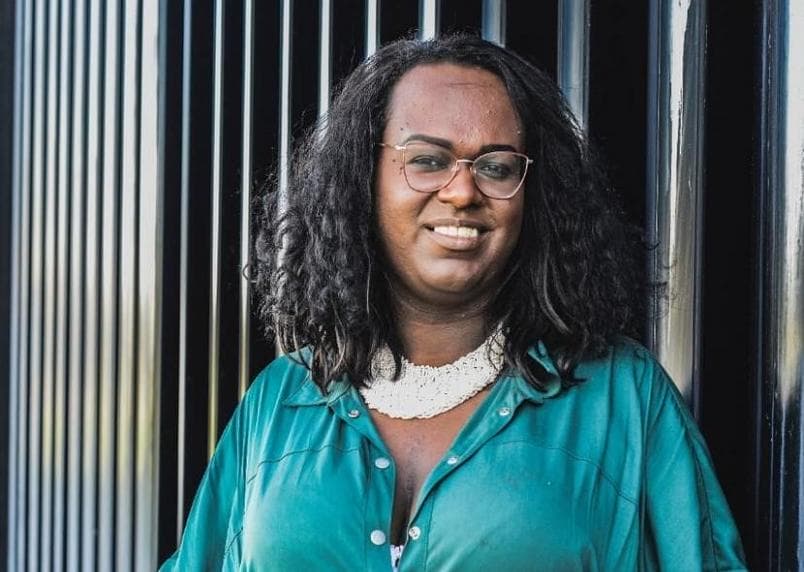 Primeira vereadora trans de Niterói deixa o país após ser alvo de ameaças