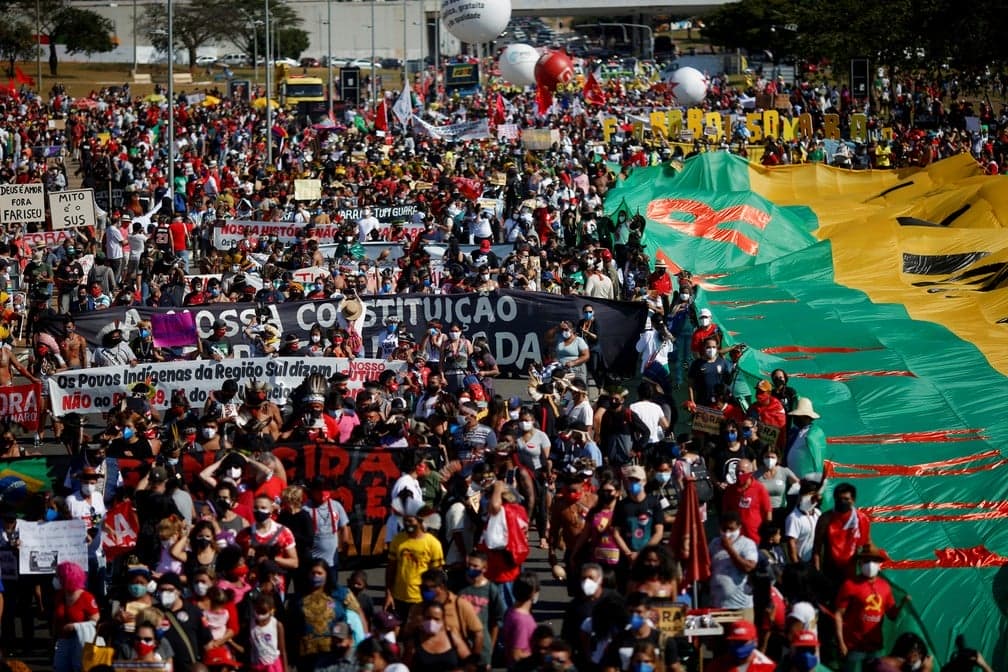 Manifestantes fazem atos contra Bolsonaro e a favor da vacina