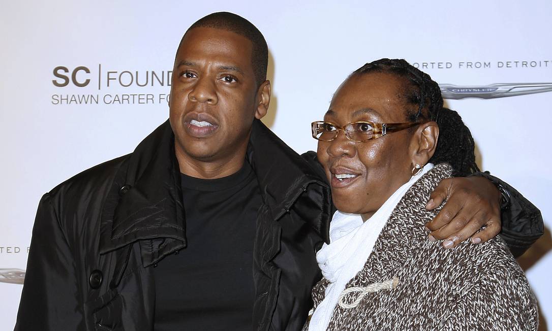 Jay-Z diz que discutir homossexualidade da mãe em música melhorou relação entre eles: ‘mudou a dinâmica’