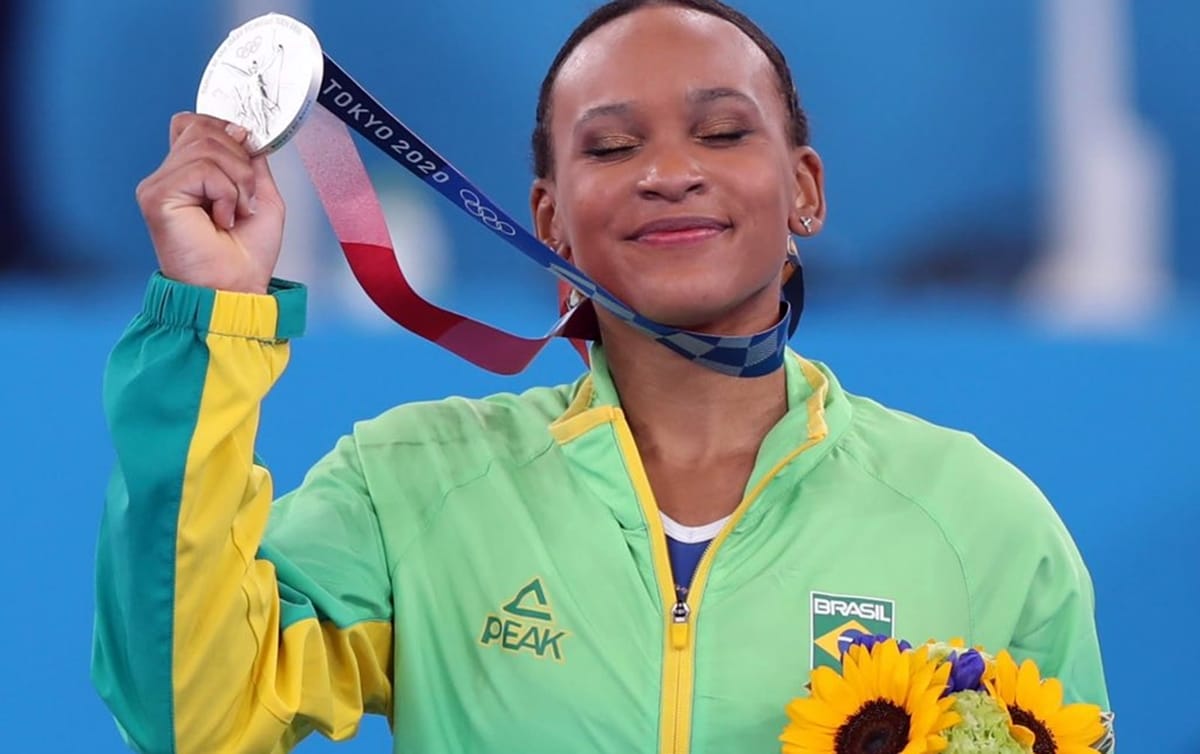 ‘A primeira medalha olímpica da ginástica feminina é de uma mulher negra.’ Daiane celebra triunfo de Rebeca Andrade