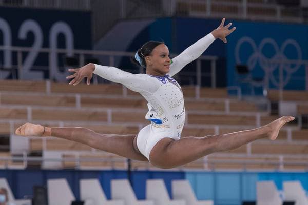 Rebeca Andrade conquista inédita prata para o Brasil na ginástica das Olimpíadas