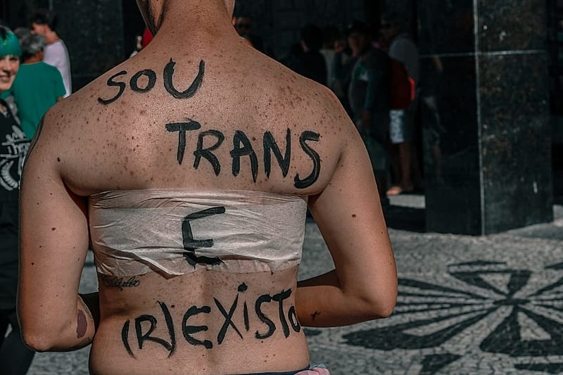 Paraná: governo dificulta acesso à saúde para população trans e travesti