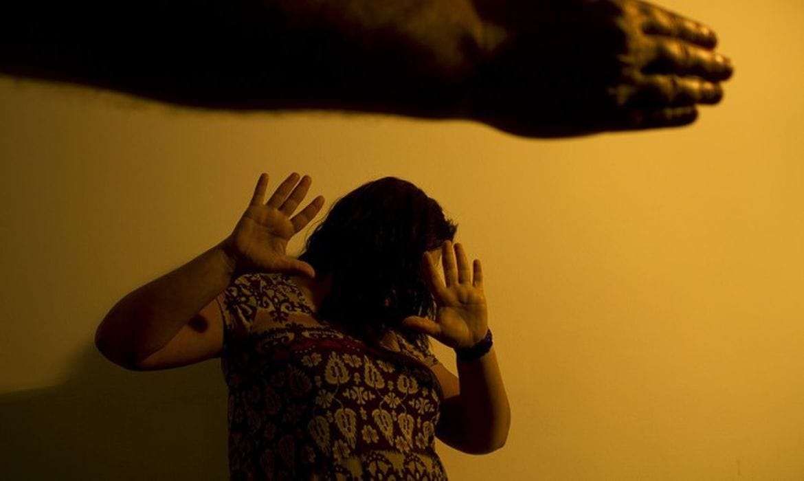 Brasil registrou uma denúncia de violência doméstica por minuto em 2020