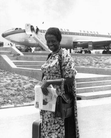 Brasil, Campinas, SP, 13/12/1961. Retrato da escritora Carolina Maria de Jesus no Aeroporto de Viracopos, em Campinas (SP) em viagem, em um voo pela Air France, até o Uruguai para acompanhar o lançamento de seu livro 