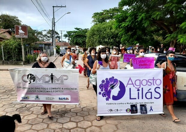 Mulheres pedem justiça após feminicídio de jovem de 18 anos na Bahia