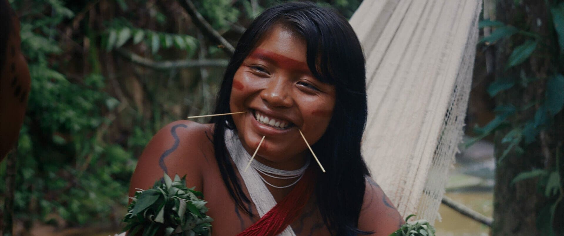 Itaú Cultural Play faz nova exibição de A Última Floresta, filme do diretor Luiz Bolognesi roteirizado com Davi Kopenawa Yanomami