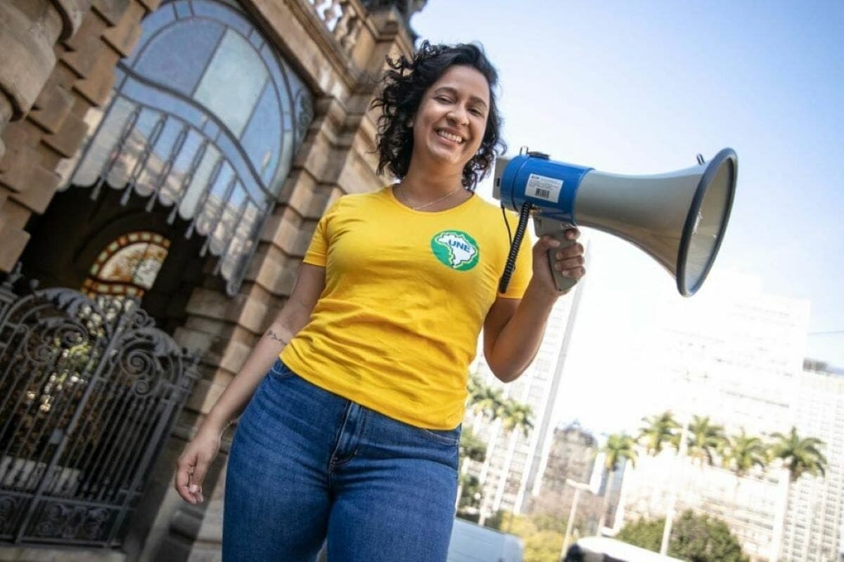 Presidenta da UNE, Bruna Brelaz sofre ataques racistas e misóginos